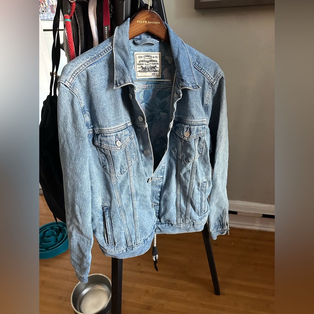 Levi’s Well thread Jean jacket. Men’s M. Worn once. Retailed $198